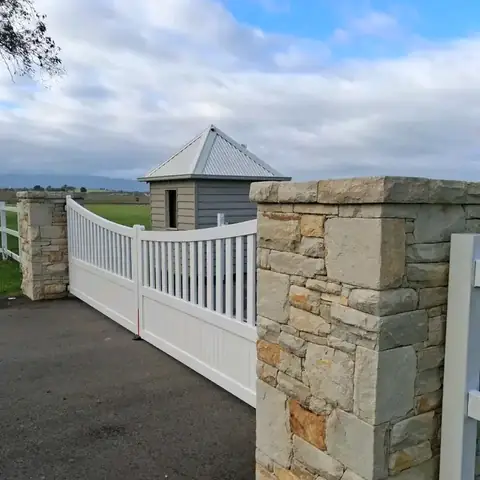 Sandstone entrance piers with white gates at Acacia Ridge Winery (3 of 3)